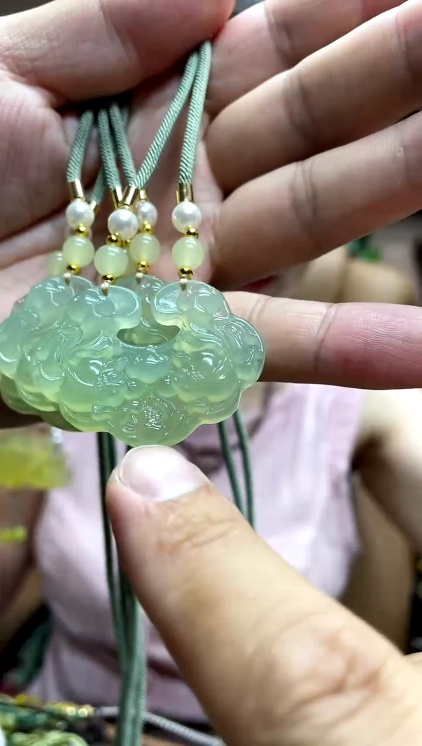 岫玉未镶嵌吊坠多样性发货发其中之一