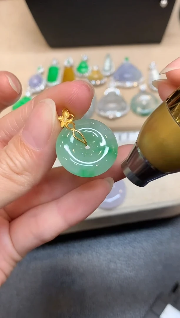 颈饰18K金镶嵌翡翠平安扣【无服务费