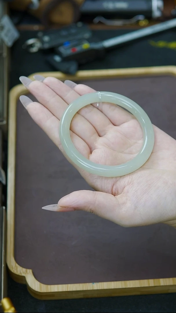 未镶嵌手镯和田玉56圈口  浅晴水手镯