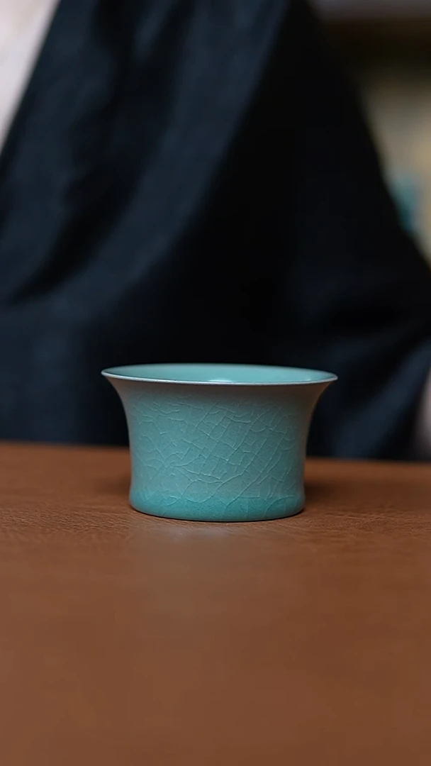 仿古翡翠绿釉平底马蹄杯瑕