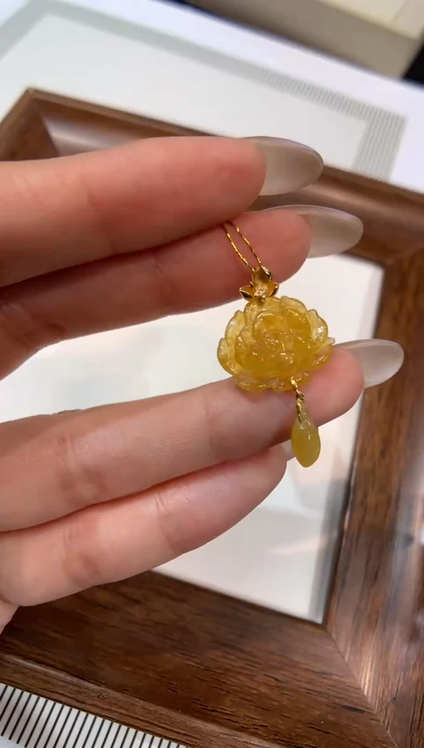 颈饰18K金镶嵌翡翠莲花