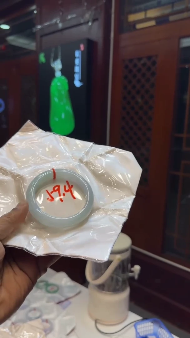 未镶嵌手镯翡翠手镯包容价