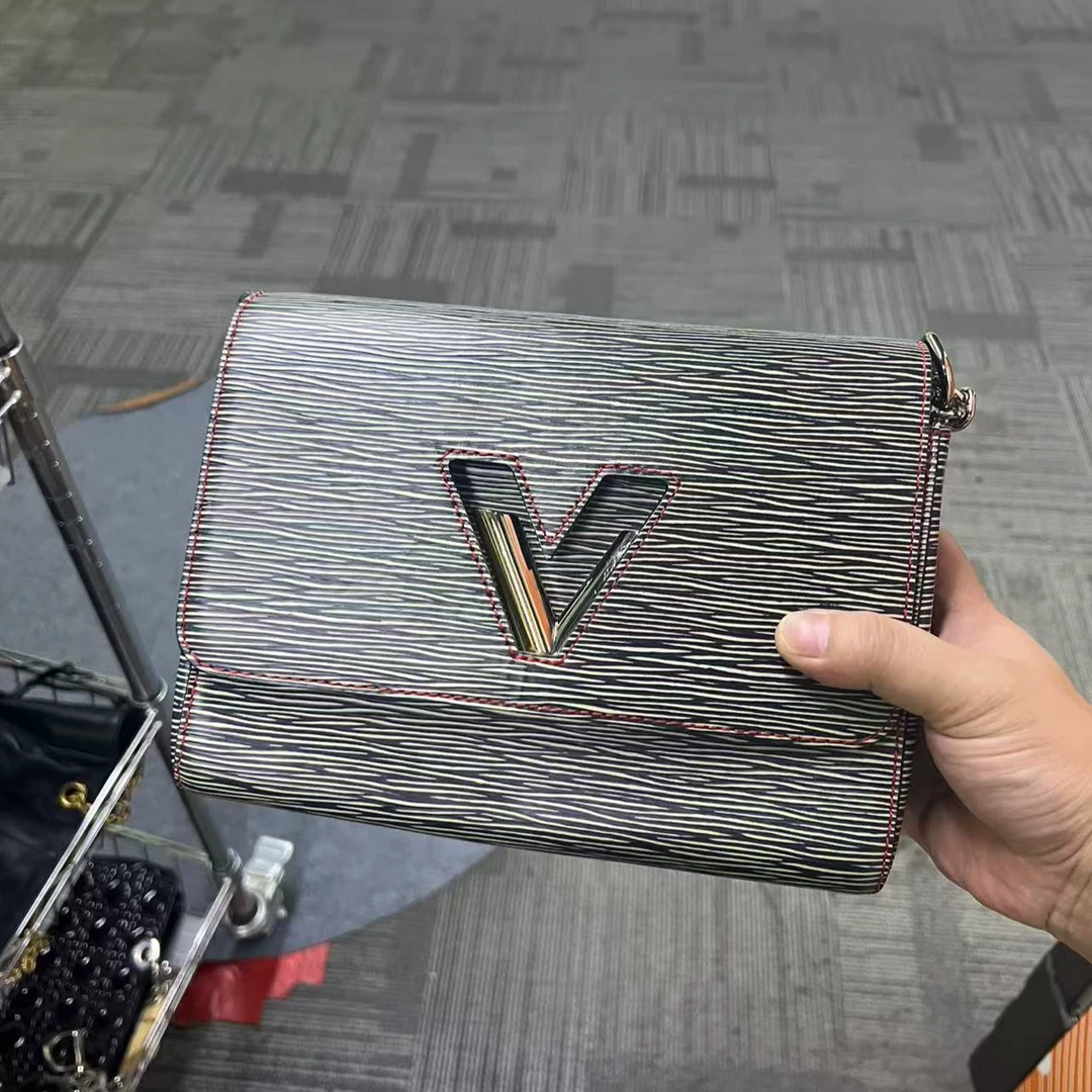 95新 LouisVuitton/路易威登 【白菜】 twist 中号/BGK107490032