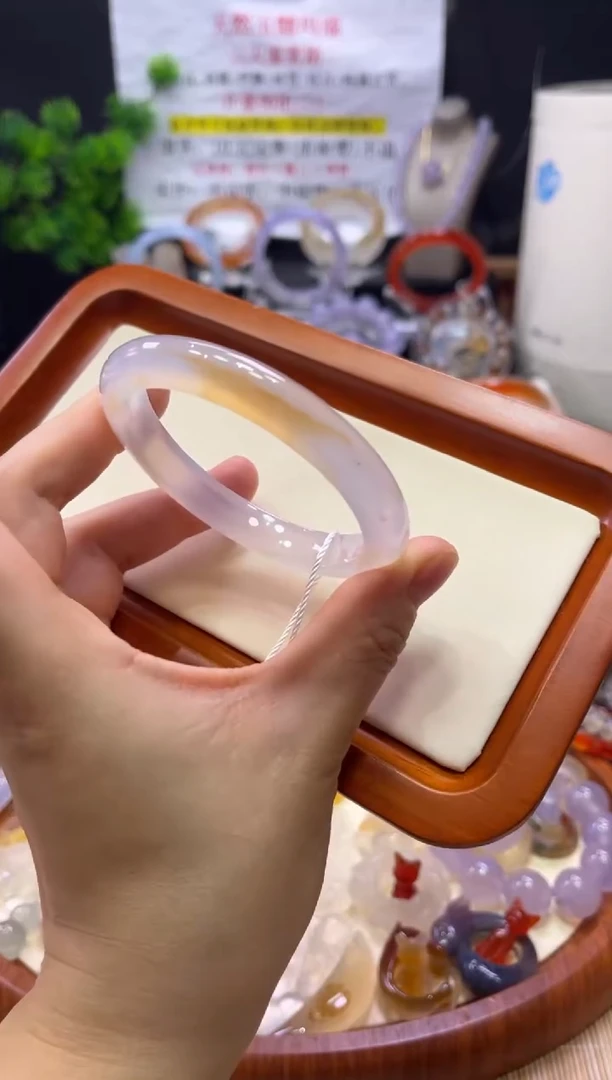 玛瑙/玉髓手镯未镶嵌不同角度不同光线色不同