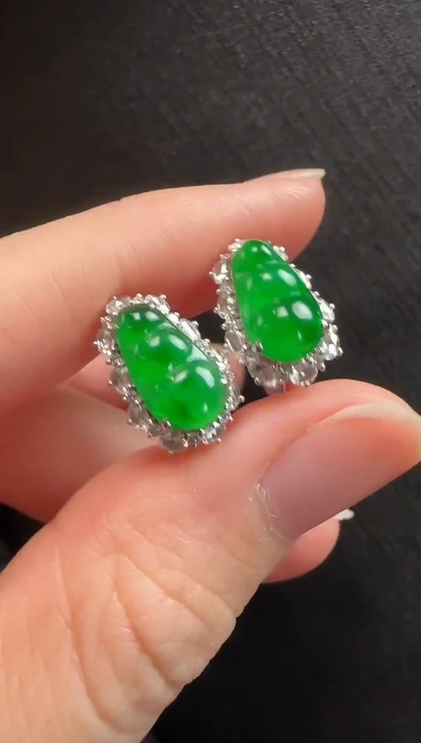 18K金镶嵌翡翠耳饰530豆子一对