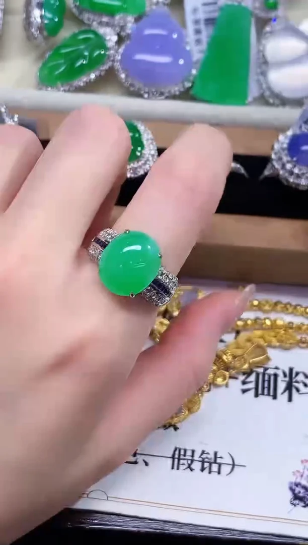 18K金镶嵌戒指翡翠多样性发其一