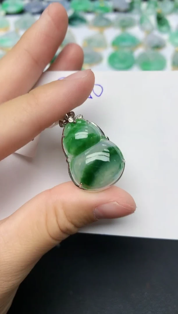 颈饰18K金镶嵌翡翠 天然缅甸A货翡翠百元以上9元证书费自理