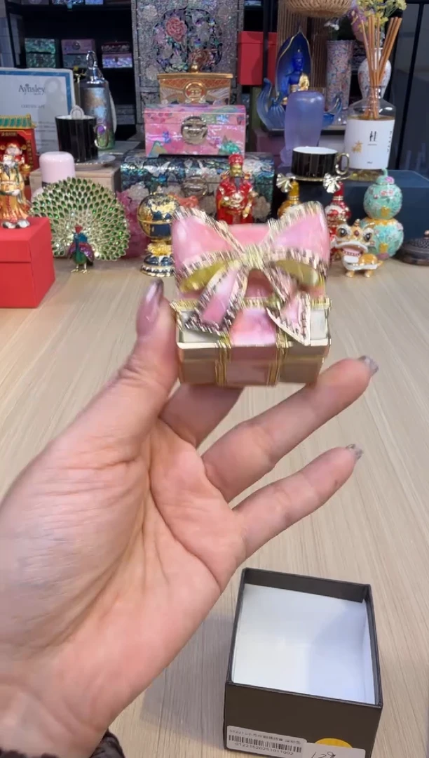 9七宝粉色方形礼盒