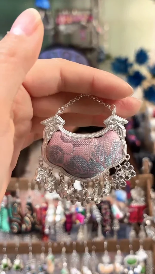 彩云南阁非遗老绣饰品506*