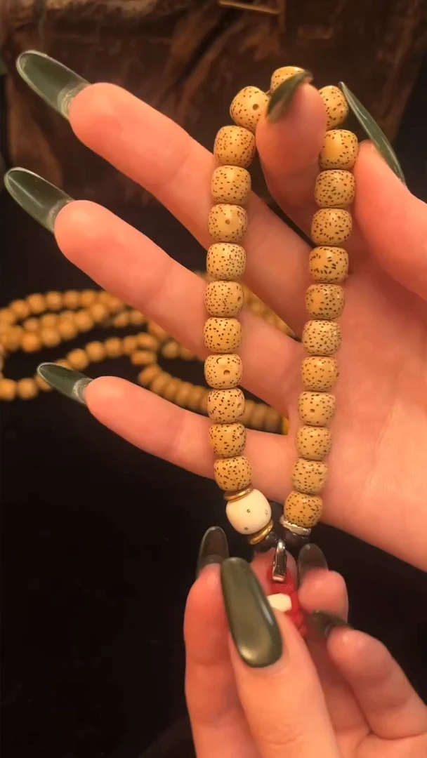 吊坠星月菩提精工级陈籽桶珠搭配款手串