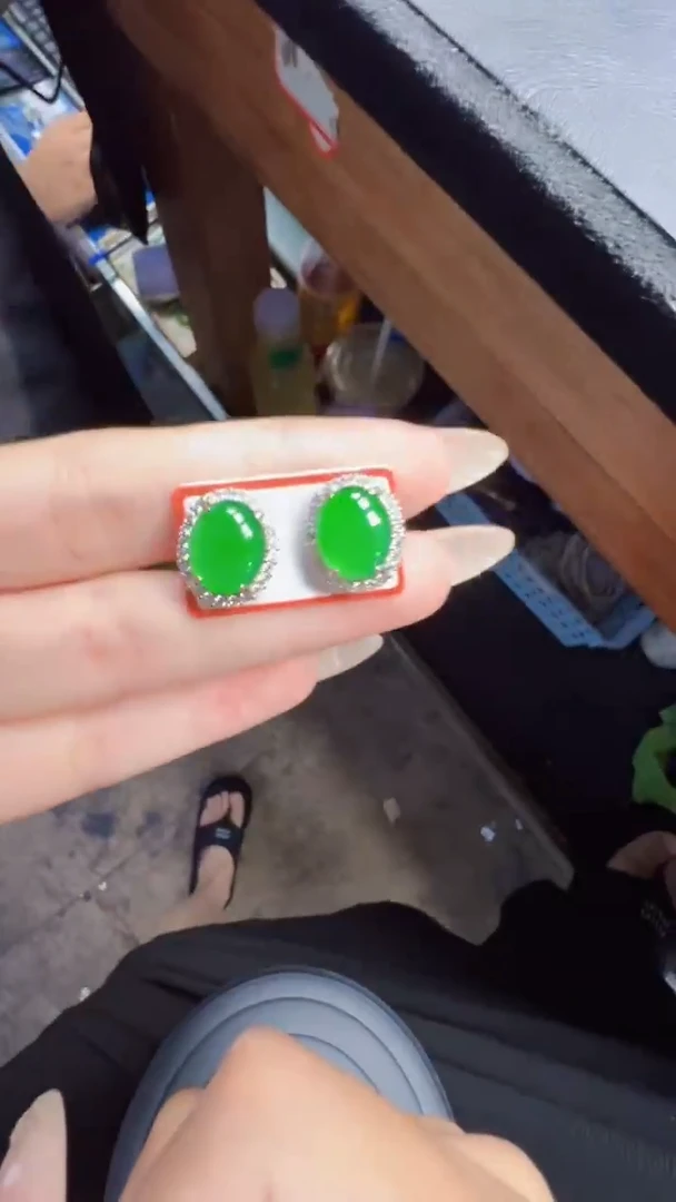 未镶嵌定制翡翠翡翠A货有轻微色差属于正常现象，耳钉多样性发货1