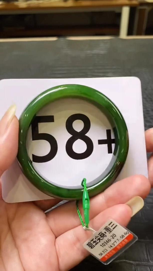 和田玉（碧玉）手镯未镶嵌一个
