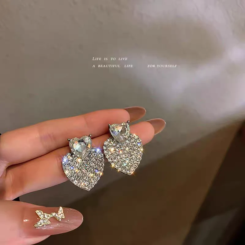 铜合金锆石耳饰 合金材质红色爱心耳钉设计感十足时尚百搭耳饰