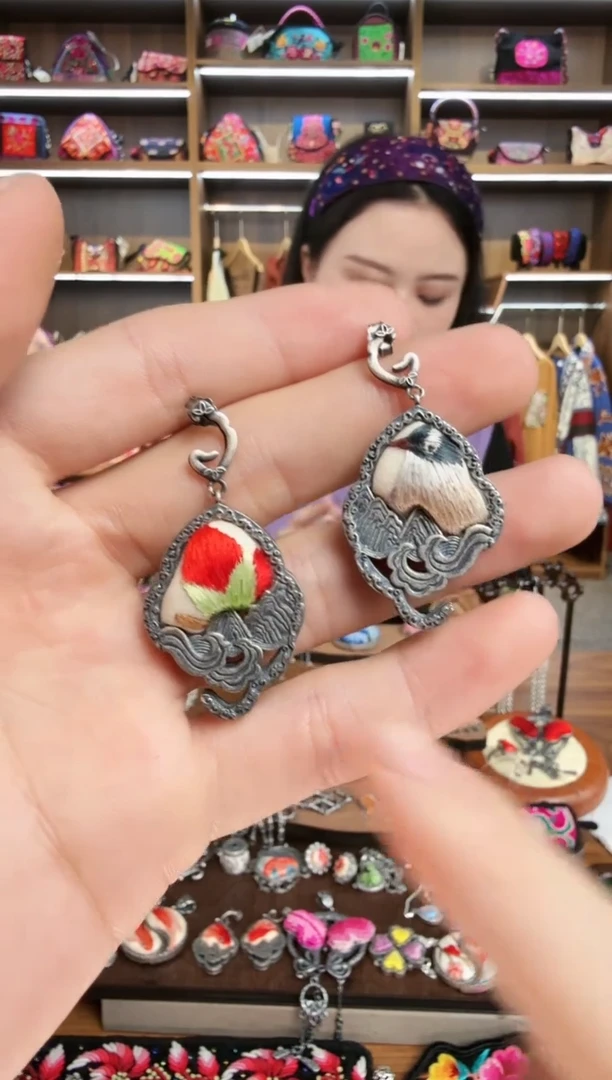 【闪购商品】织绣83蒙阿苏苗绣传承