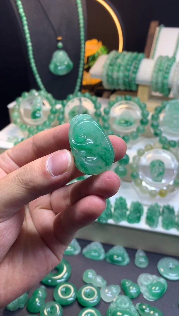 吊坠(不含链)未镶嵌石英质玉（非洲翠）如意