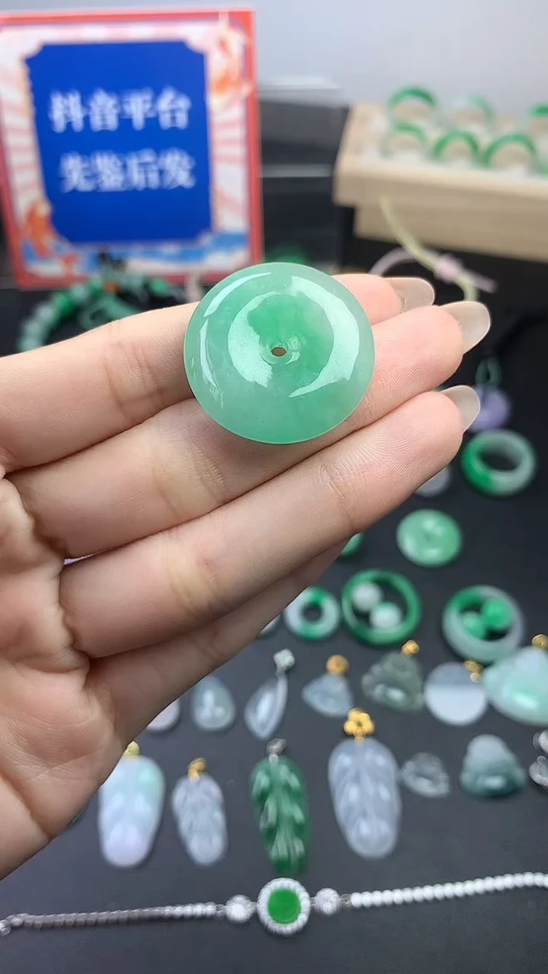 飘阳绿平安扣吊坠