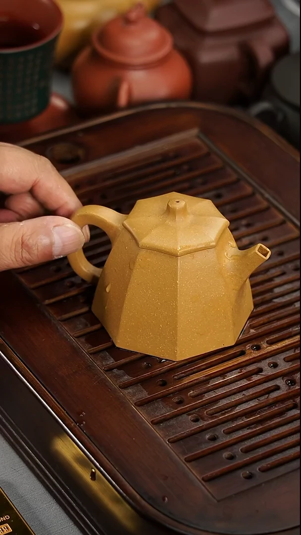 茶壶紫砂宜兴紫砂黄金段泥光素款易八方150毫升