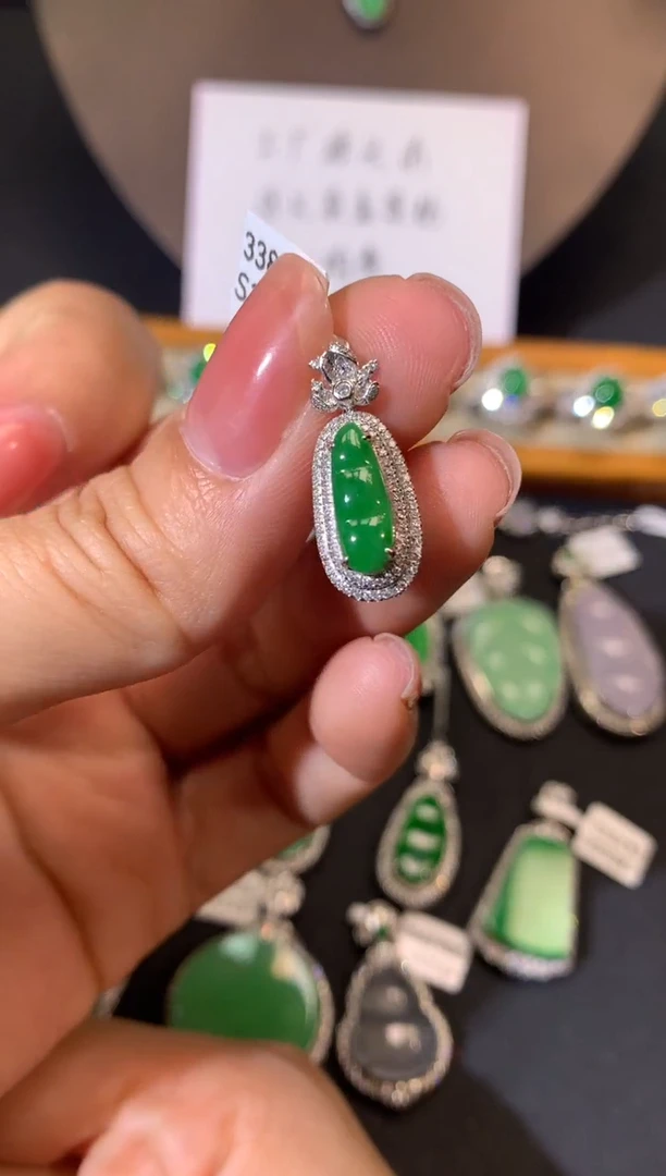 【闪购商品】翡翠吊坠(不含链)18K金镶嵌吊坠