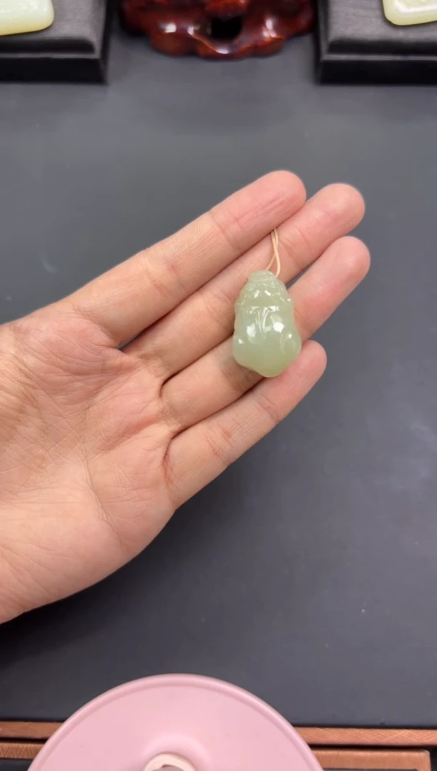 【闪购商品】和田玉吊坠(赠链)未镶嵌且末微色差近矿吊坠L