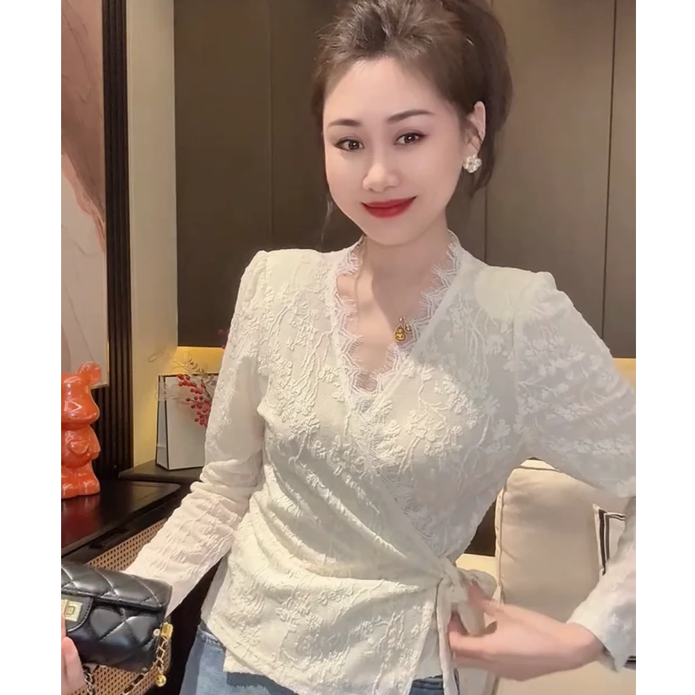 温柔法式风小衫女2025年春季新款V领系带拼接长袖浮雕花纯色衬衫