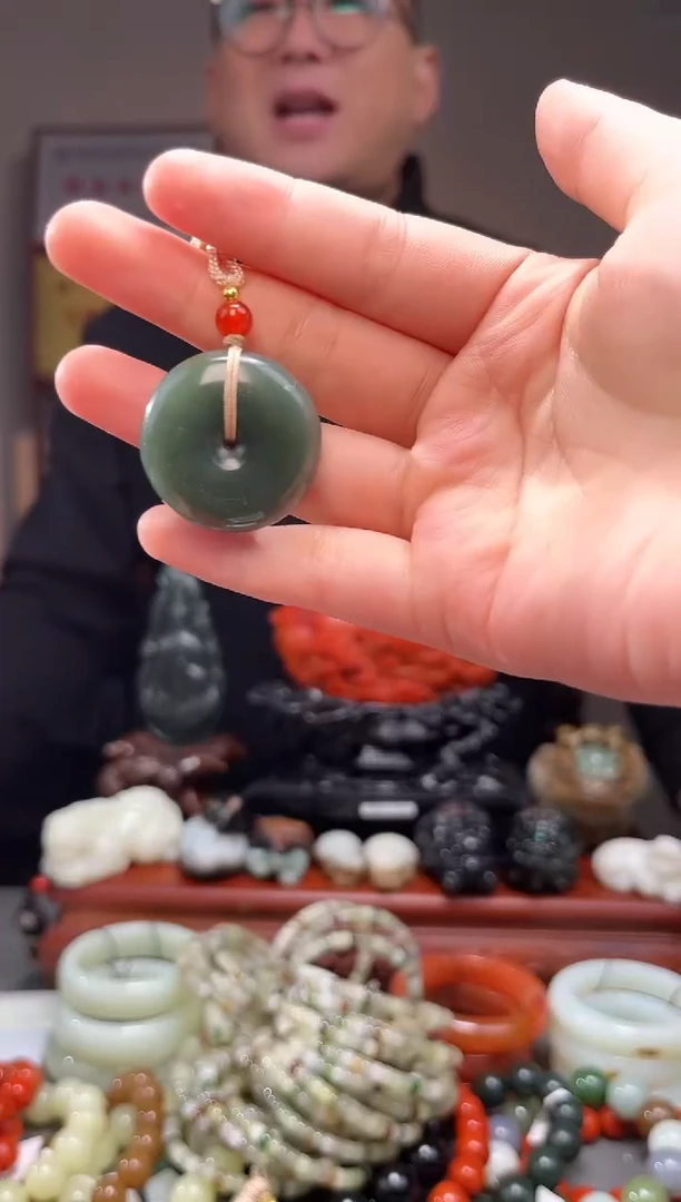 颈饰未镶嵌和田玉吊坠