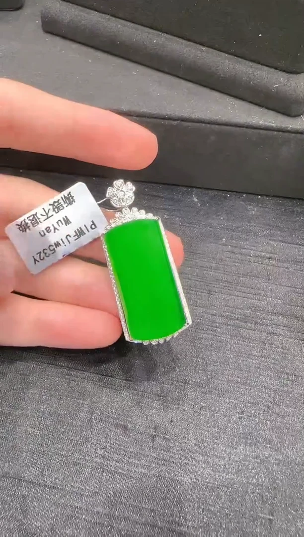 【闪购商品】翡翠吊坠(赠链)18K金镶嵌天然翡翠A货