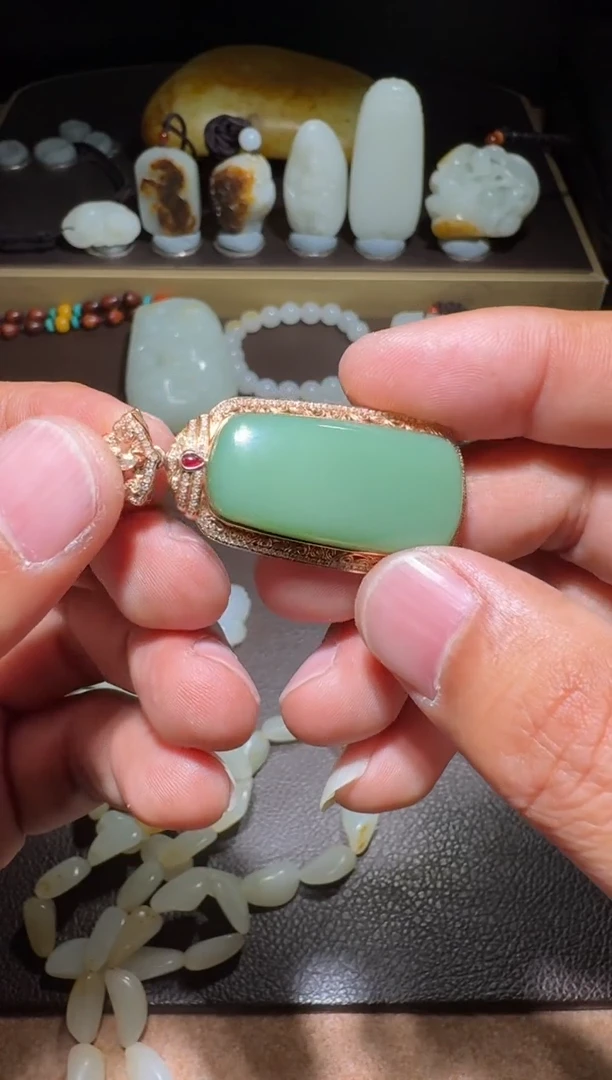 18K金镶嵌和田玉（碧玉）挂件和田玉