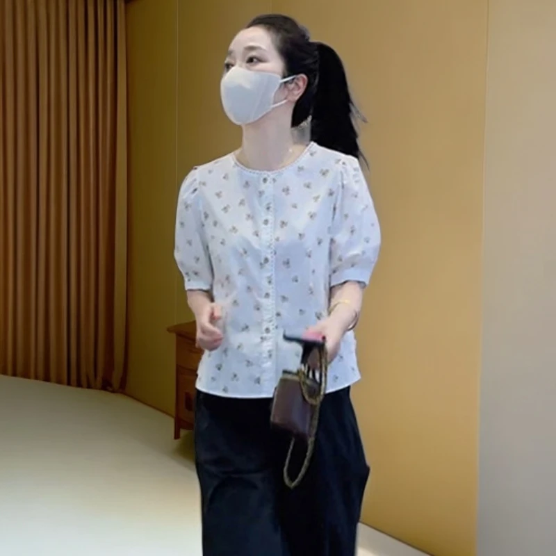 小众法式气质碎花短袖衬衫女夏季新款小个子泡泡袖圆领宽松上衣