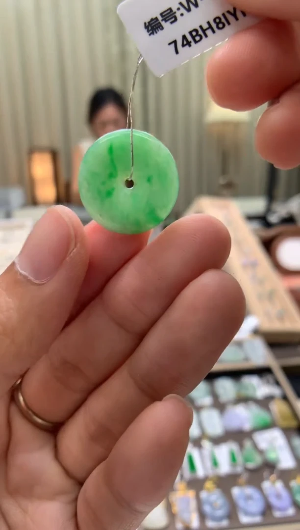 翡翠未镶嵌颈饰平安扣