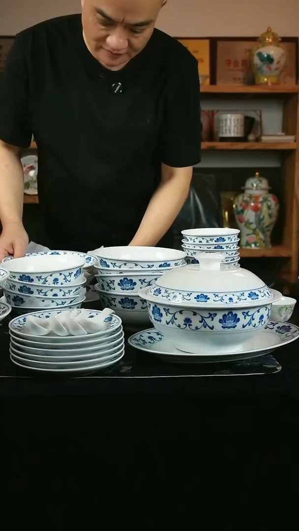 葉*曈釉中彩蓝牡纹餐具一套（42头）