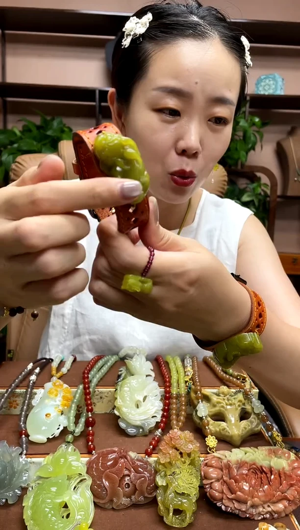 未镶嵌岫玉手牌多样性发货发其中之一
