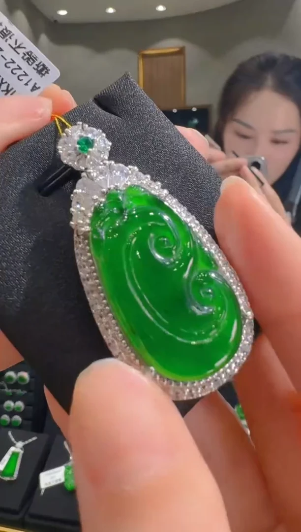 【闪购商品】翡翠吊坠(赠链)银S925镶嵌天然翡翠A货多样性发一件