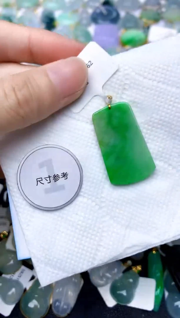 颈饰18K金镶嵌翡翠天然A货翡翠
