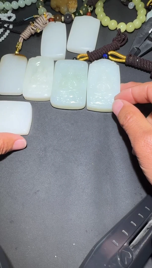 未镶嵌和田玉（糖玉）挂件和田玉