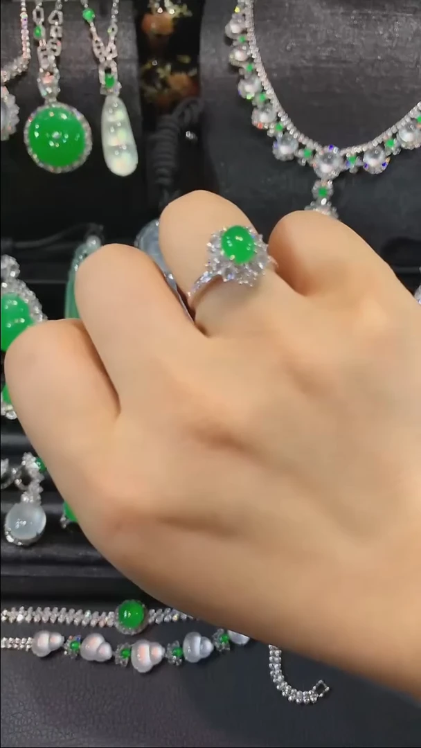 18K金镶嵌戒指翡翠戒指