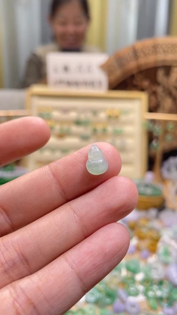 颈饰足金镶嵌翡翠葫芦