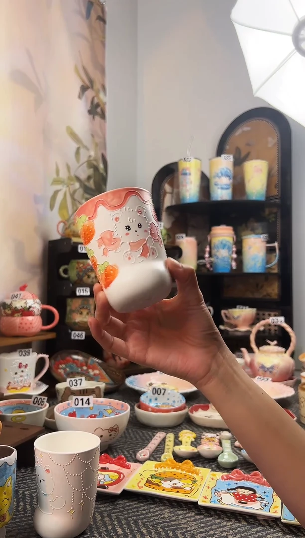 景德镇春序老师独家设计款手绘杯杯