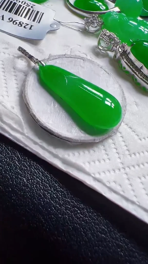 颈饰18K金镶嵌翡翠瓜