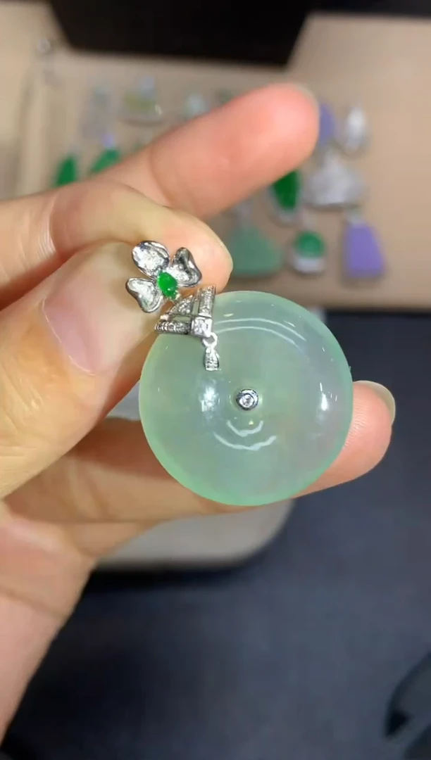 颈饰18K金镶嵌翡翠平安扣【无服务费