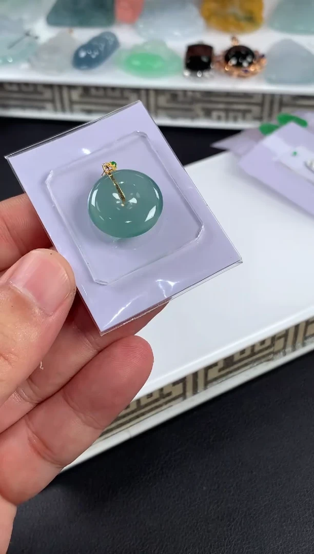 颈饰18K金镶嵌翡翠达*翡翠