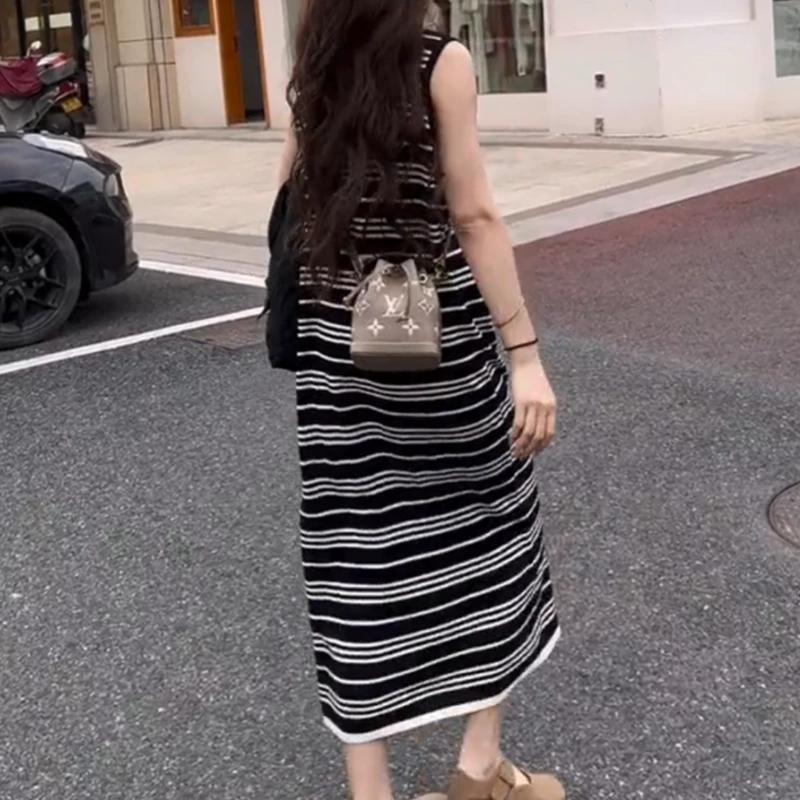 春夏时尚气质风百搭连衣裙宽松显瘦条纹时尚感无袖长裙拼接黑色裙