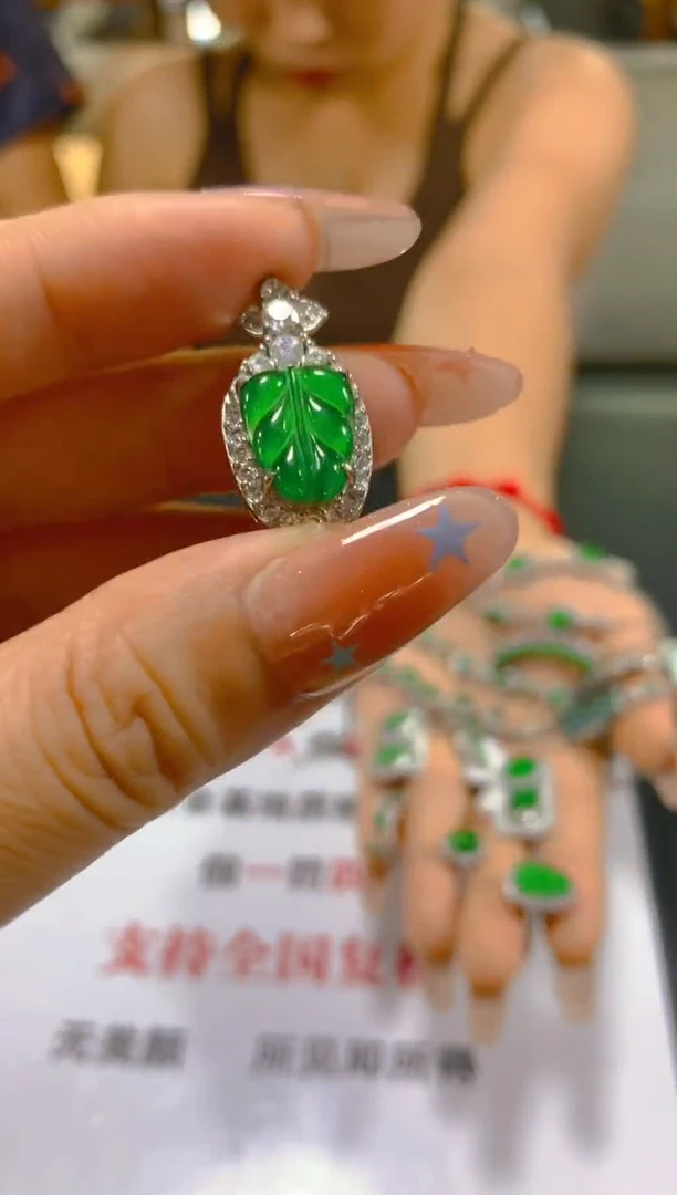 翡翠未镶嵌颈饰多样性发一