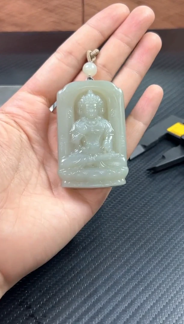 吊坠(赠链)未镶嵌和田玉且末微色差近矿吊坠s