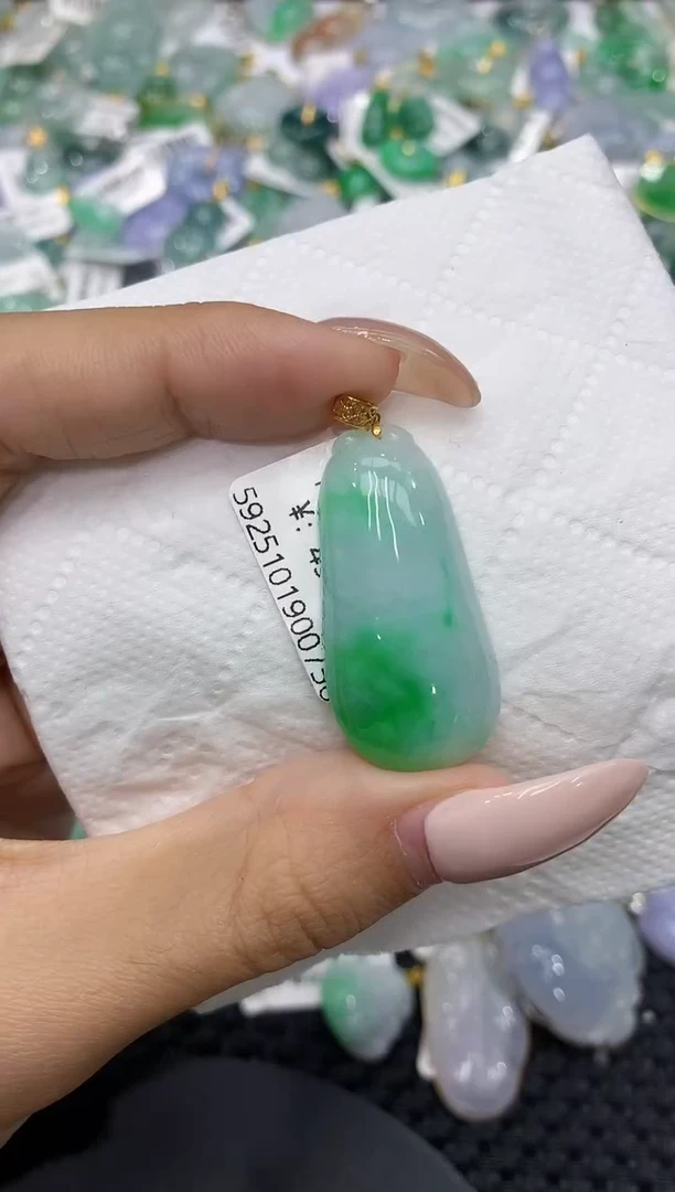 颈饰18K金镶嵌翡翠111111111111