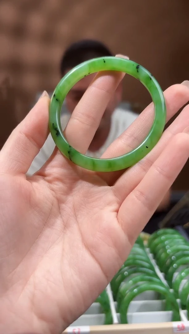 未镶嵌手镯和田玉苹果绿美人条54圈口