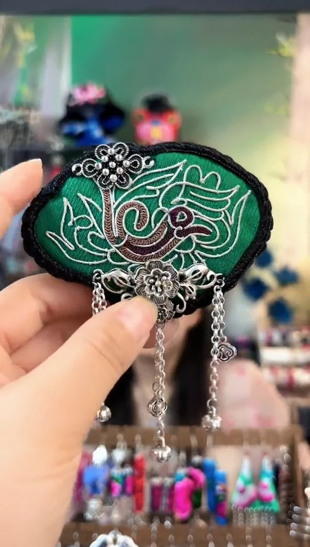 彩云南阁非遗老绣饰品557