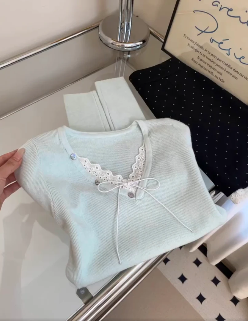 2025新款法式V领蕾丝拼接喇叭袖针织衫女秋季新款内搭显瘦上衣