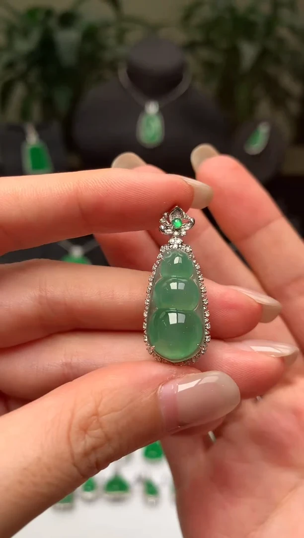 翡翠18K金镶嵌吊坠(不含链)福豆