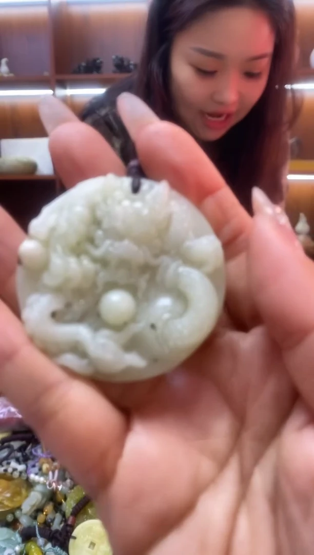 未镶嵌蛇纹石玉吊坠