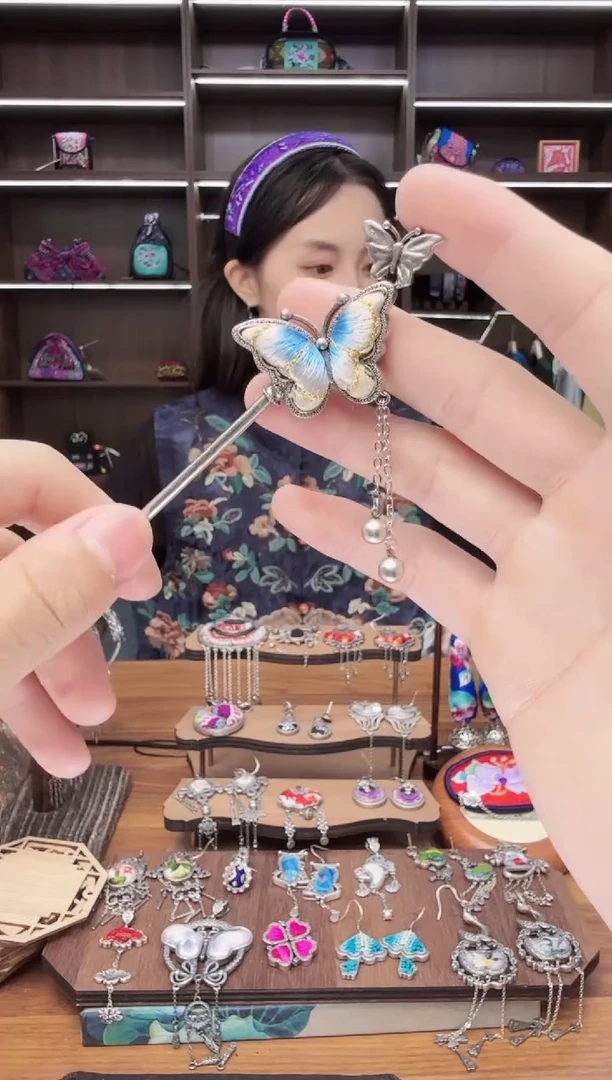 织绣45蒙阿苏苗绣传承店